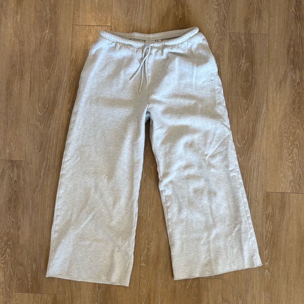 Aritzia Cozy Sweatfleece Mega Flutter Sweatpant Heather Cloud White